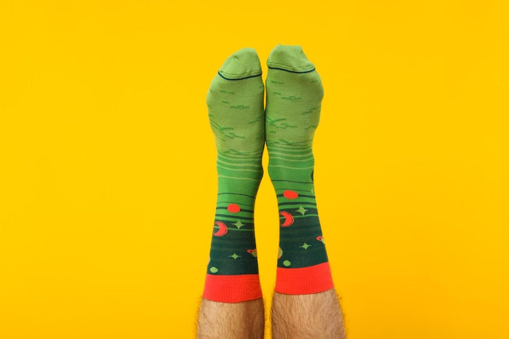 Foto concepto de ropa para piernas calcetines calcetines en piernas masculinas