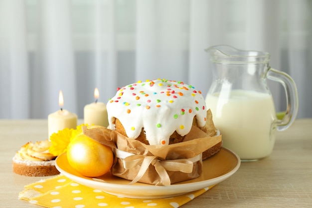 Concepto de sabrosa comida de Pascua en mesa de madera