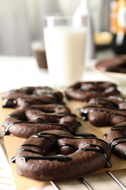 Concepto de sabrosas galletas de pan de jengibre de panadería en chocolate de cerca