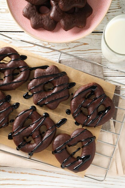 Concepto de sabrosas galletas de pan de jengibre de panadería en vista superior de chocolate