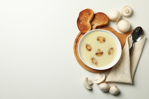 Concepto de sabroso almuerzo con plato de sopa de champiñones o