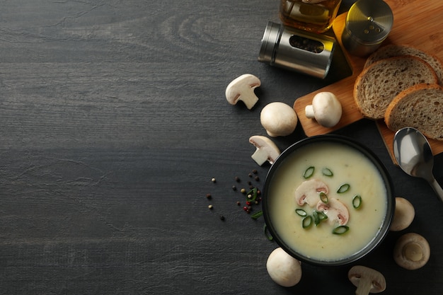 Concepto de sabroso almuerzo con plato de sopa de champiñones