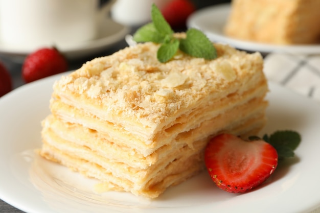 Concepto de sabroso almuerzo con tarta de Napoleón