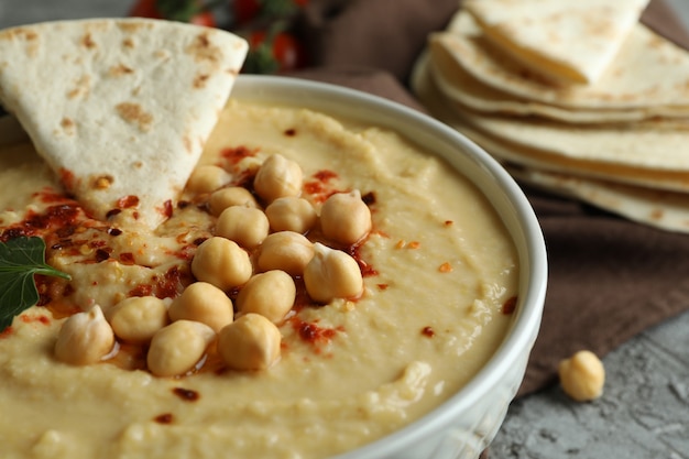 Concepto de sabroso comer con hummus y pita, cerrar