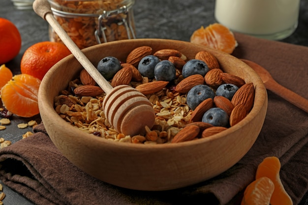 Concepto de sabroso desayuno con granola sobre fondo negro ahumado