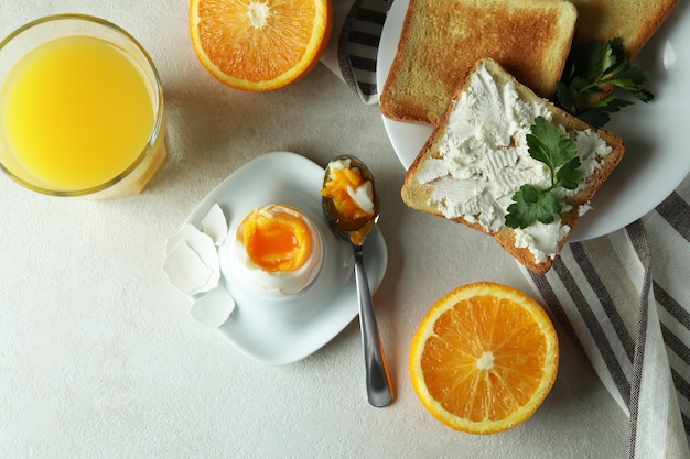 Concepto de sabroso desayuno con huevo cocido