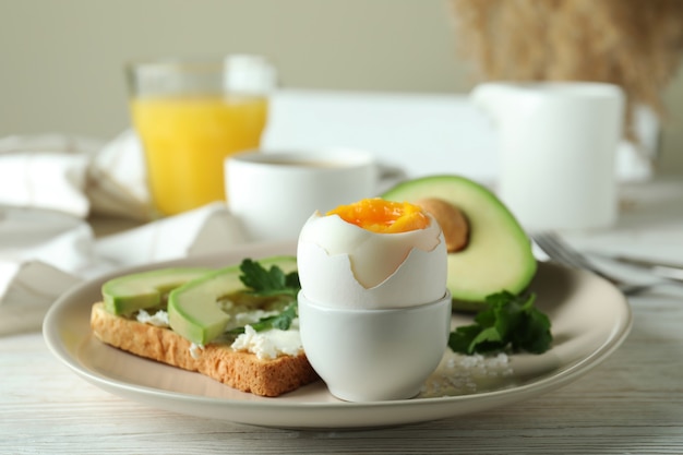 Concepto de sabroso desayuno con huevo cocido