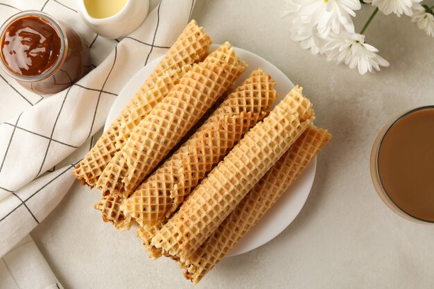 Concepto de sabroso desayuno con rollos de obleas con leche condensada