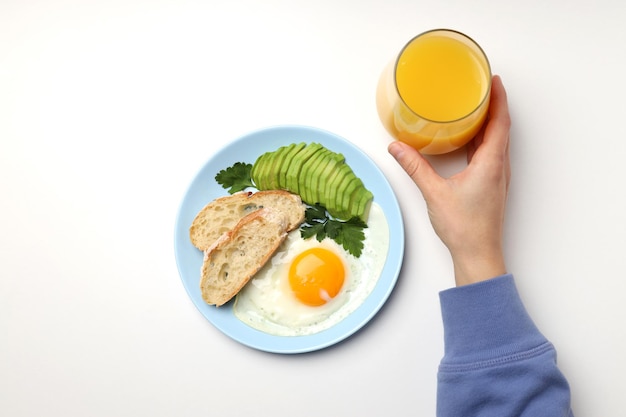 Concepto de sabroso desayuno sobre fondo blanco.