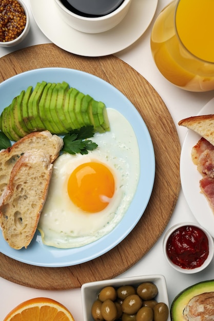 Concepto de sabroso desayuno sobre fondo blanco.