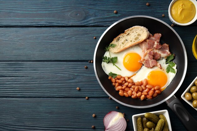 Concepto de sabroso desayuno sobre fondo de madera