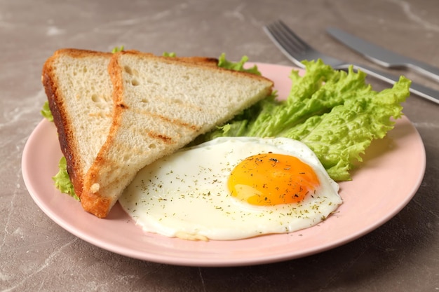 Concepto de sabroso desayuno sobre fondo de textura gris