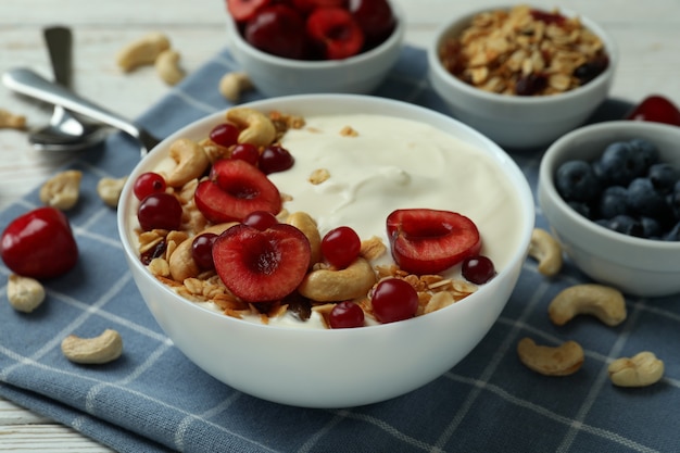 Concepto de sabroso desayuno con yogur, cerrar