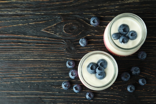 Concepto de sabroso desayuno con yogur en mesa de madera