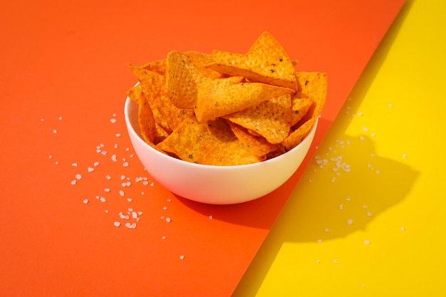 Concepto de sabrosos bocadillos sabrosos chips de maíz