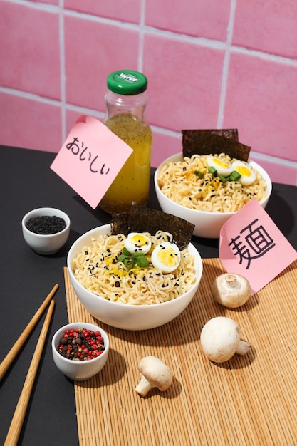 Concepto de sabrosos fideos instantáneos de comida rápida