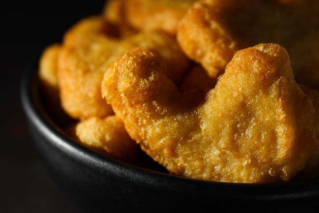 Concepto de sabrosos nuggets de comida chatarra o rápida