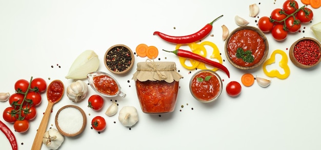 Concepto de salsa picante con vista superior de Adjika