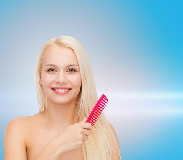 concepto de salud y belleza - hermosa mujer con cabello largo y cepillo