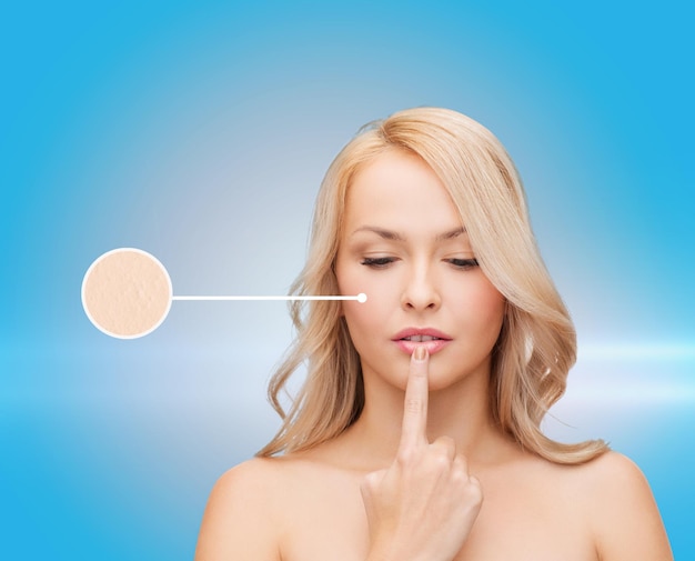 concepto de salud y belleza - hermosa mujer tocándose los labios