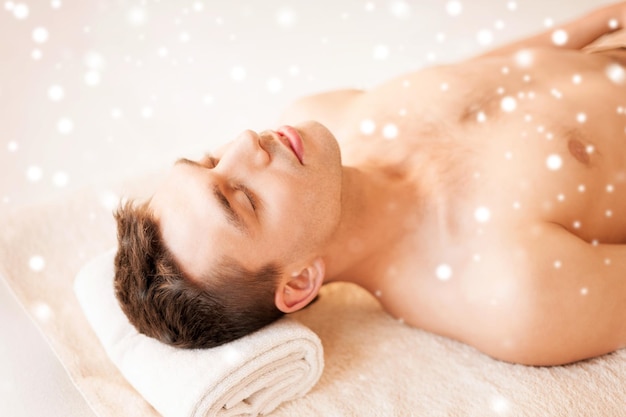 concepto de salud y belleza - hombre en el salón de spa