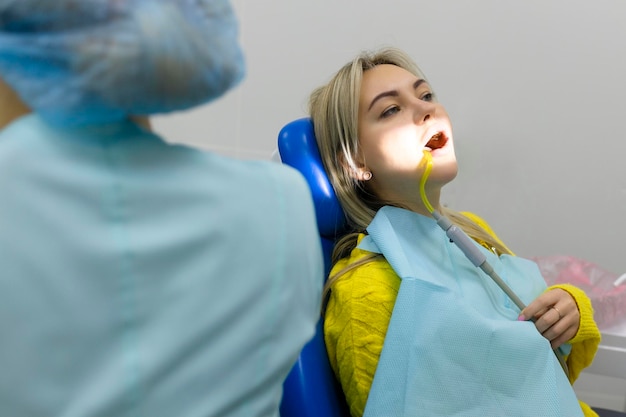 Concepto de salud dental boca femenina en tratamiento en una clínica dental