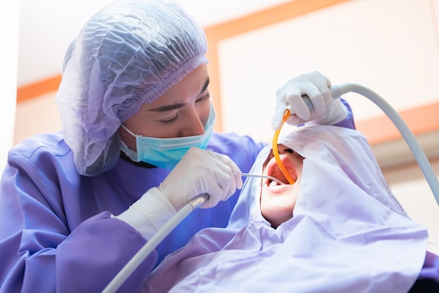 Concepto de salud dental y odontología en la clínica dental. Dientes de chequeo de dentista para paciente joven asiático.