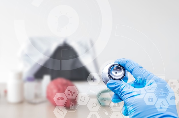 Concepto de salud digital, médico con estetoscopio para tecnología profesional médica.