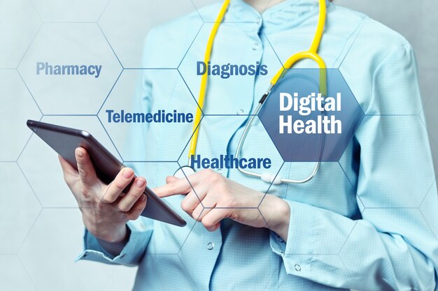 Concepto de salud digital con médico y tableta en segundo plano.