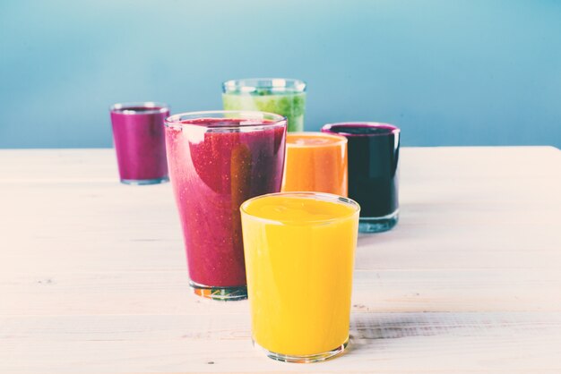 Concepto de la salud de diversos vidrios del Smoothie de los zumos