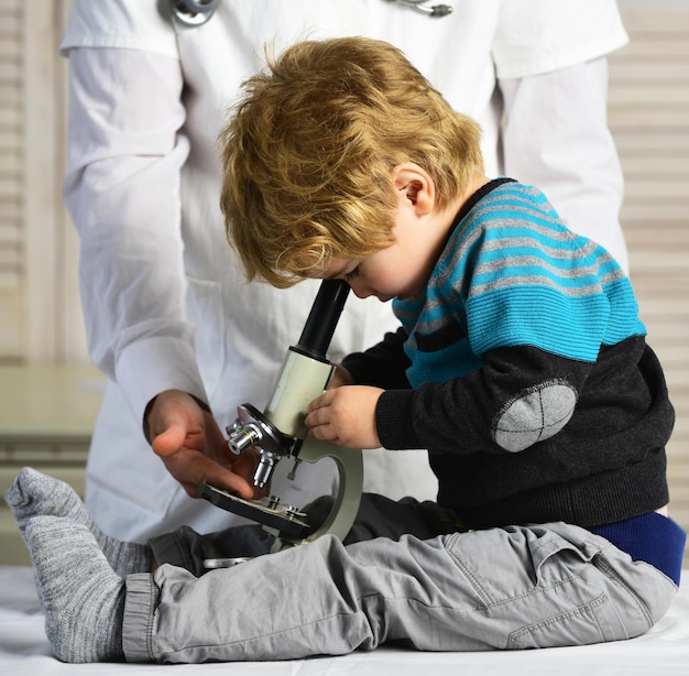 Concepto de salud e infancia Concepto de educación médica y ciencia infantil Padre e hijo