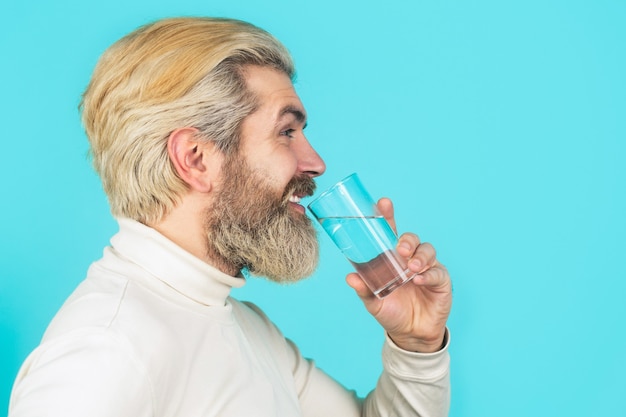 Concepto de salud, estilo de vida, de cerca. Hombre bebiendo de un vaso de agua.