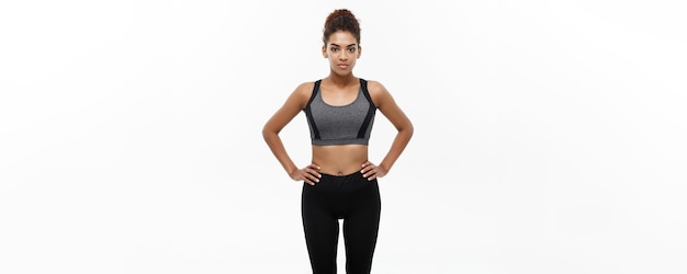 Concepto de salud y fitness Hermosa dama africana americana en ropa de fitness lista para hacer ejercicio Aislada sobre fondo blanco