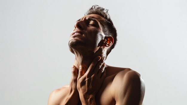concepto de salud de un hombre con una lesión en el cuello y dolor en blanco