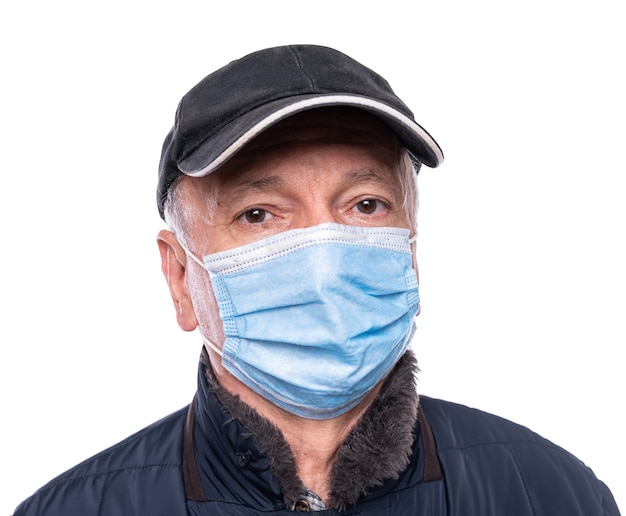 Concepto de salud. Hombre senior en máscara protectora posando en estudio sobre fondo blanco.