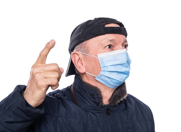 Concepto de salud. Hombre senior en máscara protectora posando en estudio sobre fondo blanco.