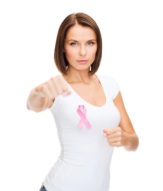 Foto concepto de salud, medicina y cáncer de mama - mujer con cinta rosada del cáncer