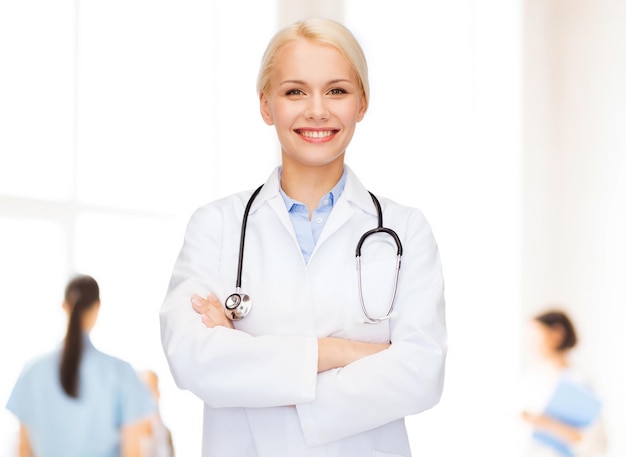 concepto de salud y medicina - doctora sonriente con estetoscopio