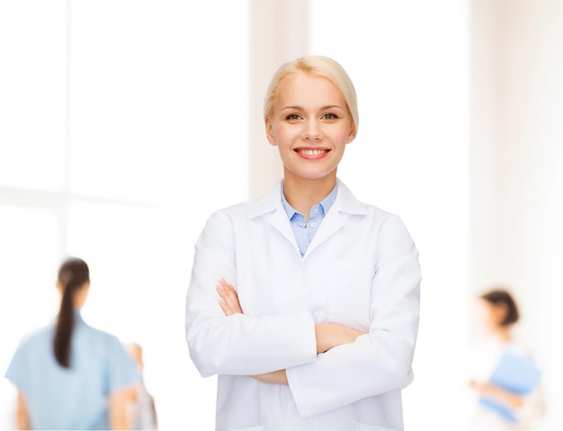 concepto de salud y medicina - doctora sonriente sobre un grupo de médicos en el hospital