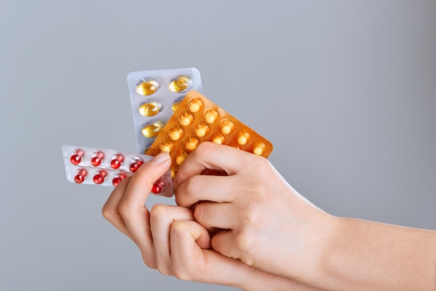Concepto de la salud y la medicina global Mujer sosteniendo un paquete de diferentes ampollas de tabletas