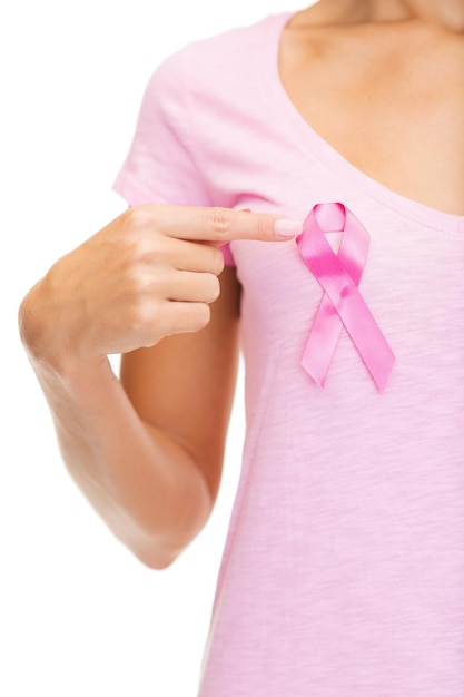 Concepto de salud y medicina - mujer en camiseta en blanco con cinta rosa de concienciación sobre el cáncer de mama