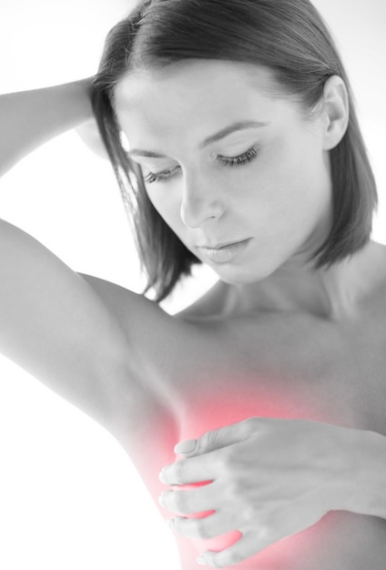 Foto concepto de salud y medicina - mujer revisando el pecho en busca de signos de cáncer