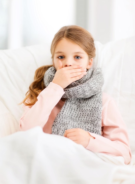 Foto concepto de salud y medicina - niña enferma con gripe en casa