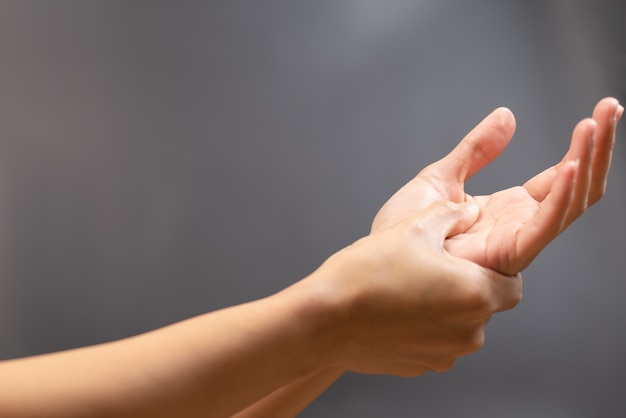 Concepto de la salud y de la medicina del síndrome de la oficina del dolor del brazo de la mujer