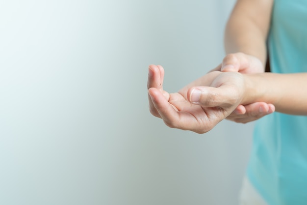 Concepto de la salud y de la medicina del síndrome de la oficina del dolor del brazo de la mujer