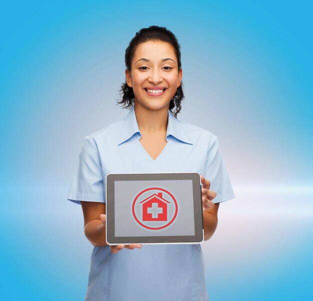 concepto de salud, medicina y tecnología - doctora o enfermera afroamericana sonriente con computadora de tablet pc