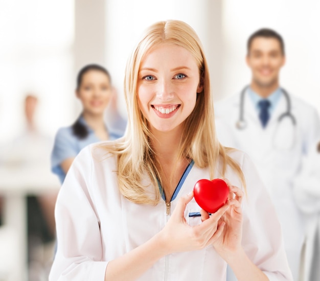 concepto de salud y médico - doctora con corazón