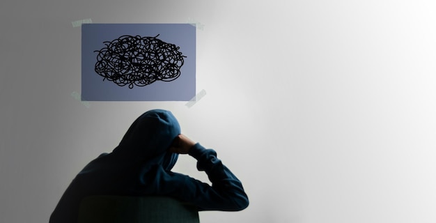 Foto concepto de salud mental complejidad emocional en la mente persona confundida en problemas y ansiedad sentimiento negativo sentado frente a la tarjeta desordenada drwn