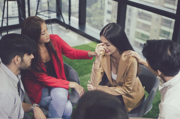 Concepto de salud mental, grupo de jóvenes problemáticos hablando con un orientador.