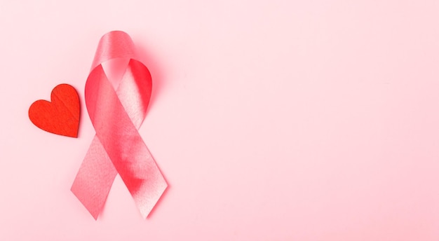 Concepto de salud del mes del cáncer de mama vista plana superior poner cinta rosa y corazón rojo